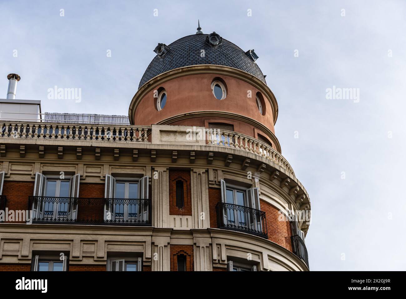 Alte Luxuswohnhäuser im Jeronimos-Viertel im Zentrum von Madrid. Stockfoto