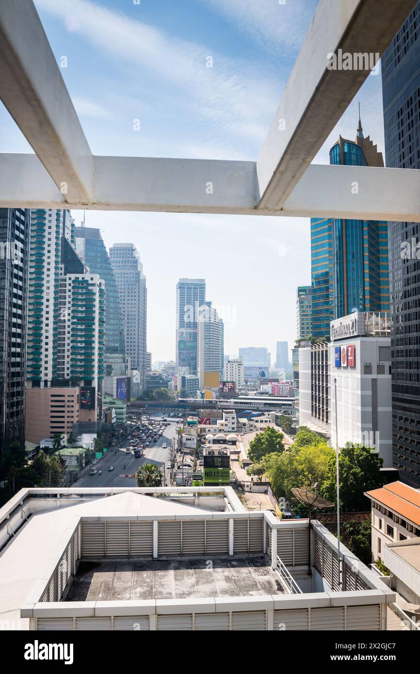Mit Blick auf die Asoke Montri Road oder Sukhumvit Soi 21 in Bangkok City, Thailand. Der BTS Skytrain verlässt den Bahnhof Asoke im Hintergrund. Stockfoto