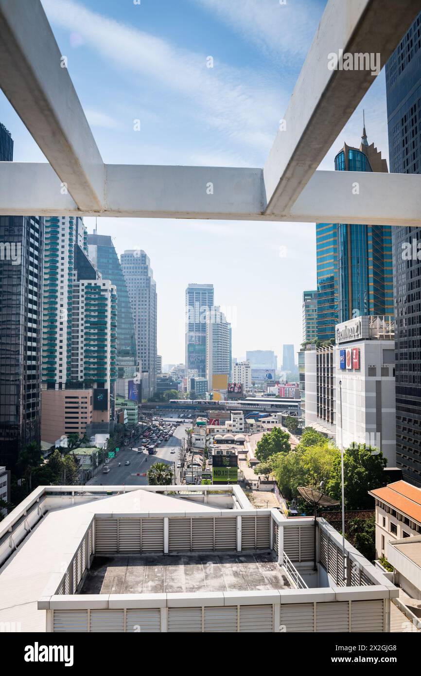 Mit Blick auf die Asoke Montri Road oder Sukhumvit Soi 21 in Bangkok City, Thailand. Der BTS Skytrain verlässt den Bahnhof Asoke im Hintergrund. Stockfoto