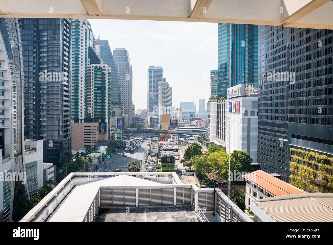 Mit Blick auf die Asoke Montri Road oder Sukhumvit Soi 21 in Bangkok City, Thailand. Der BTS Skytrain verlässt den Bahnhof Asoke im Hintergrund. Stockfoto