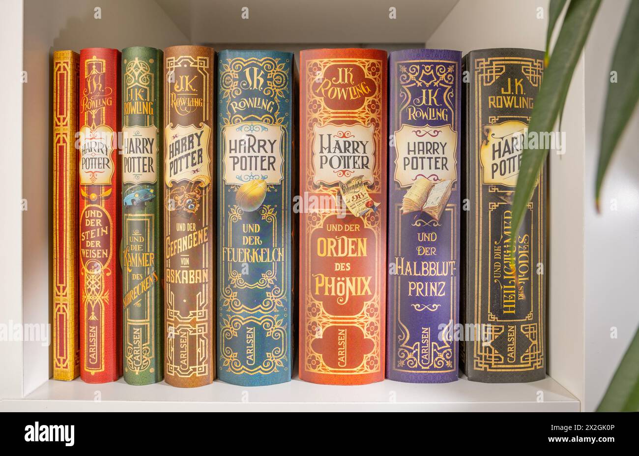 J.K. Rowling's Harry Potter Bücher in verschiedenen Ausgaben, die Sinneswunder und Begeisterung für Leser jeden Alters wecken und die Macht der Fantasie und zelebrieren Stockfoto