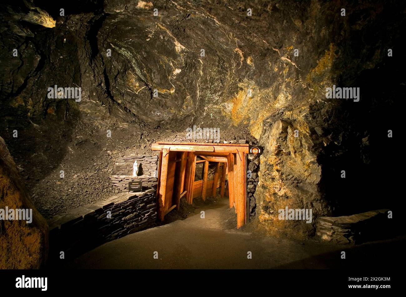 Saalfeld die Feengrotten sind ein aus einem stillgelegten Bergwerk entstandenes Schaubergwerk im thüringischen Saalfeld, am Rande des Thüringer Schiefergebirges. Es wurde 1914 eröffnet. Berühmt sind die Feengrotten vor allem für ihre farbigen Tropfsteine. Saalfeld . Thüringen Deutschland *** Saalfeld die Feengrotten sind ein Schaubergwerk, das aus einer stillgelegten Grube in Saalfeld, Thüringen, am Rande des Thüringer Schiefergebirges entstanden ist es wurde 1914 eröffnet die Feengrotten sind besonders berühmt für ihre farbenfrohen Tropfsteine Saalfeld Thüringen Deutschland Stockfoto