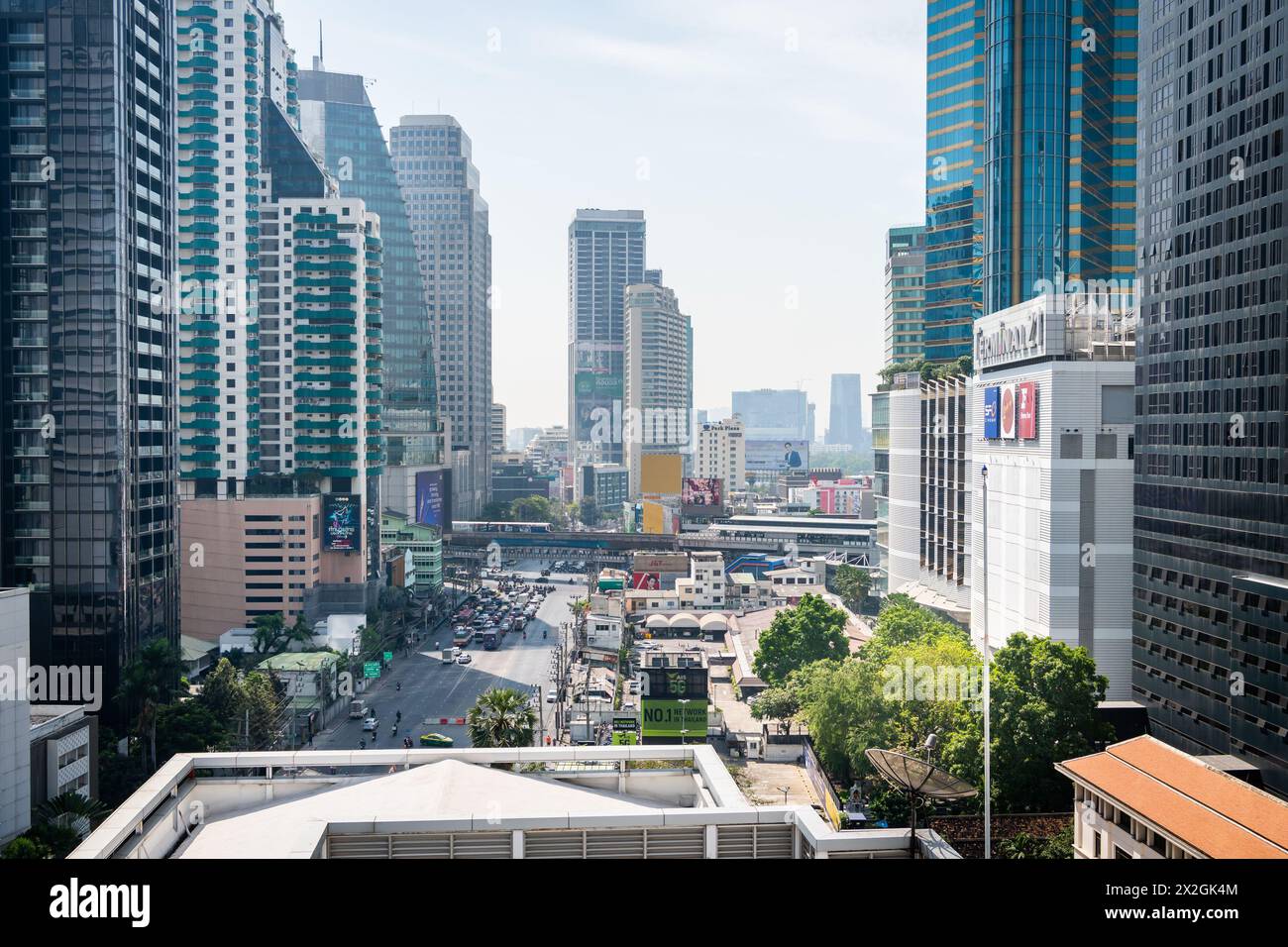 Mit Blick auf die Asoke Montri Road oder Sukhumvit Soi 21 in Bangkok City, Thailand. Der BTS Skytrain verlässt den Bahnhof Asoke im Hintergrund. Stockfoto