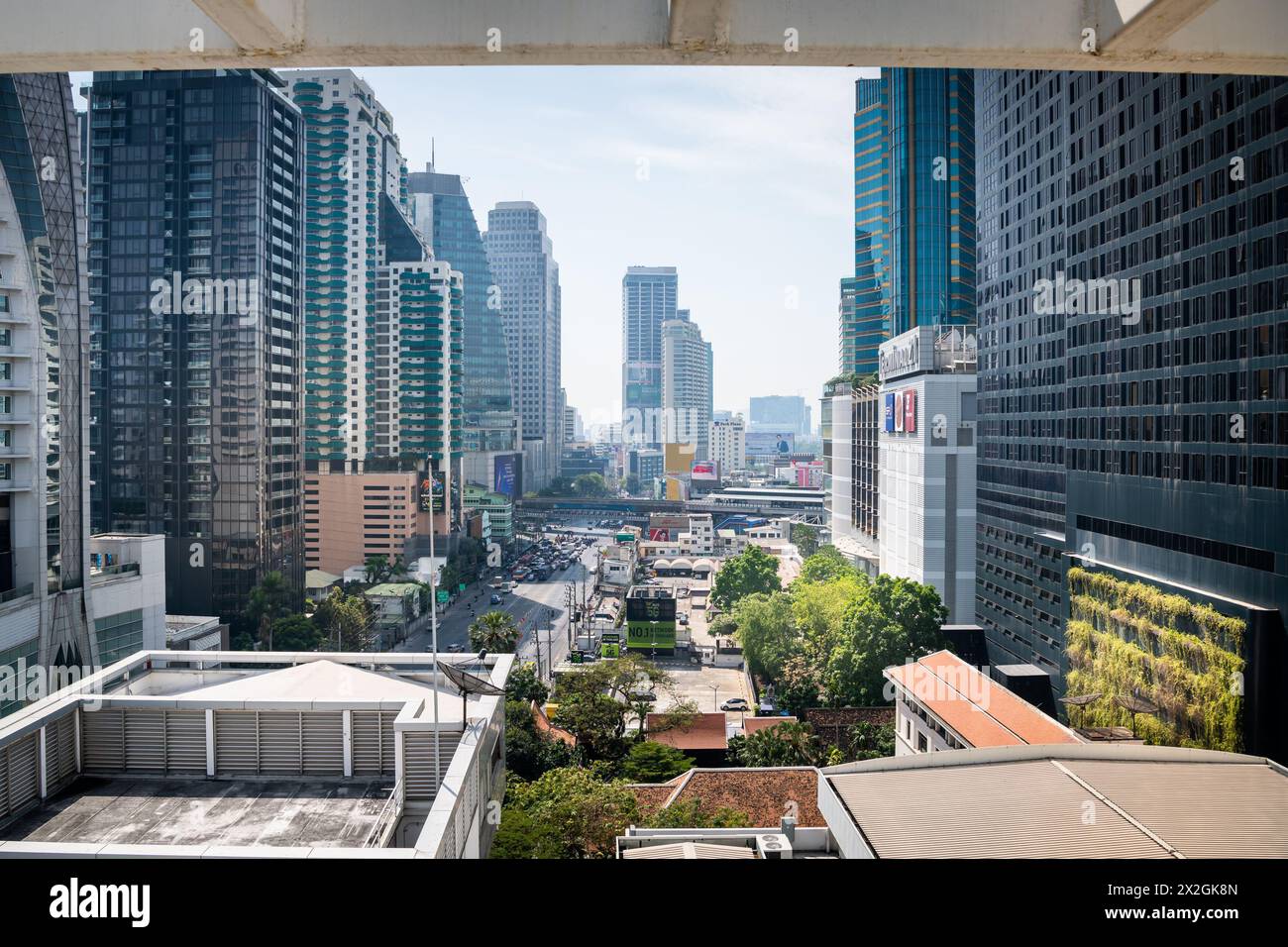 Mit Blick auf die Asoke Montri Road oder Sukhumvit Soi 21 in Bangkok City, Thailand. Der BTS Skytrain verlässt den Bahnhof Asoke im Hintergrund. Stockfoto