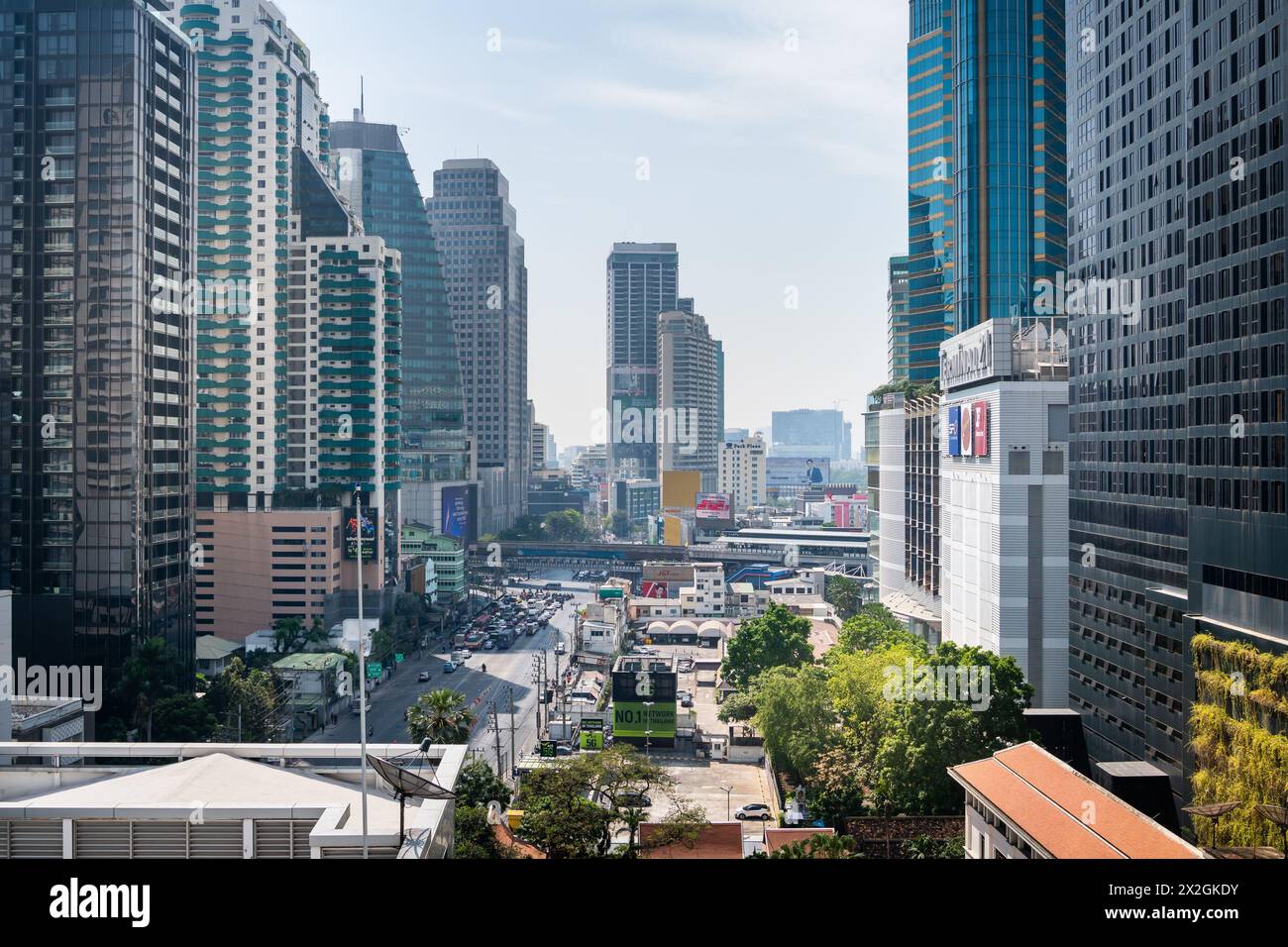 Mit Blick auf die Asoke Montri Road oder Sukhumvit Soi 21 in Bangkok City, Thailand. Der BTS Skytrain verlässt den Bahnhof Asoke im Hintergrund. Stockfoto
