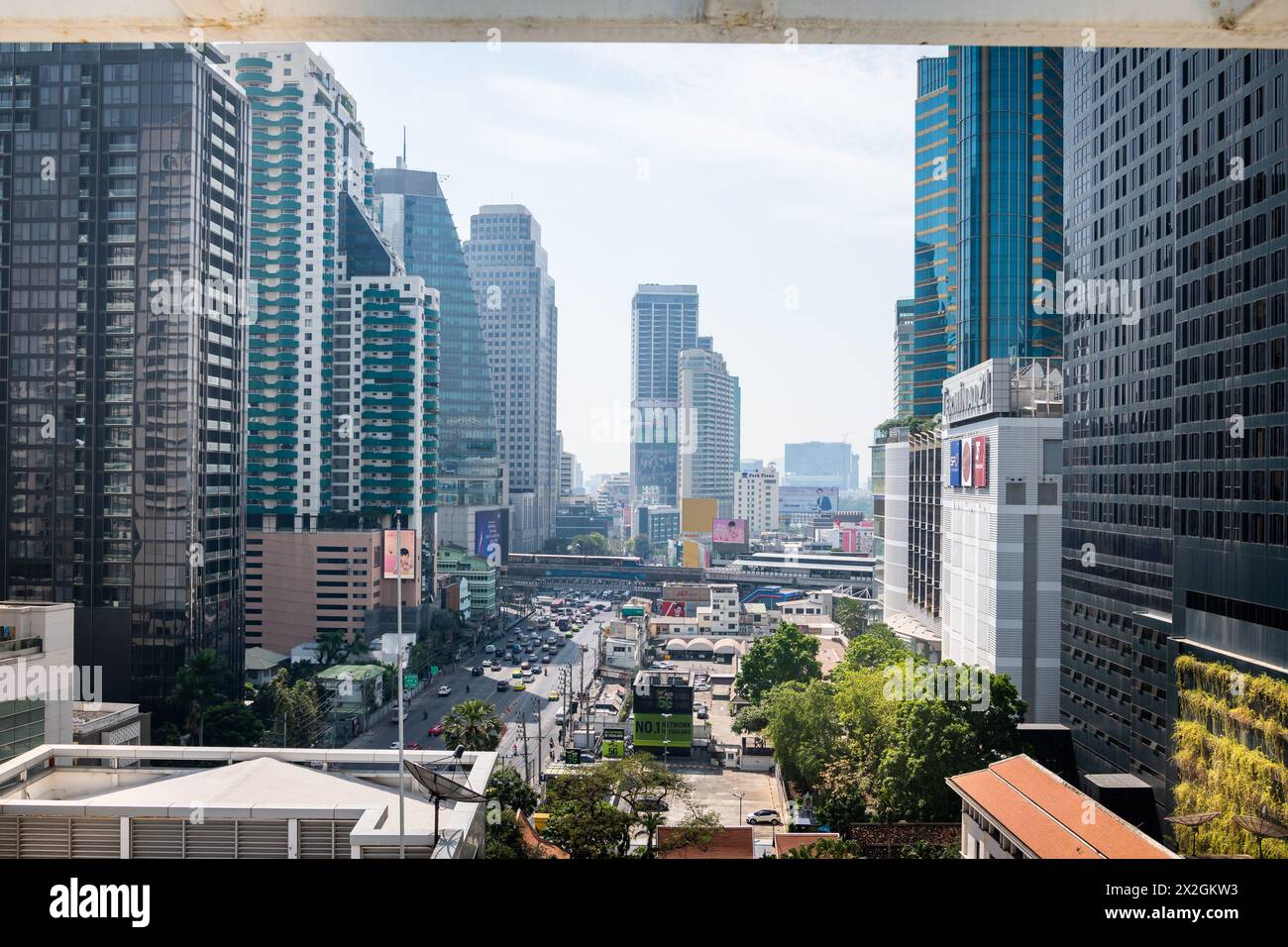 Mit Blick auf die Asoke Montri Road oder Sukhumvit Soi 21 in Bangkok City, Thailand. Der BTS Skytrain verlässt den Bahnhof Asoke im Hintergrund. Stockfoto