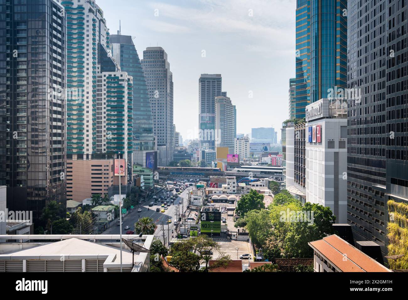 Mit Blick auf die Asoke Montri Road oder Sukhumvit Soi 21 in Bangkok City, Thailand. Der BTS Skytrain verlässt den Bahnhof Asoke im Hintergrund. Stockfoto