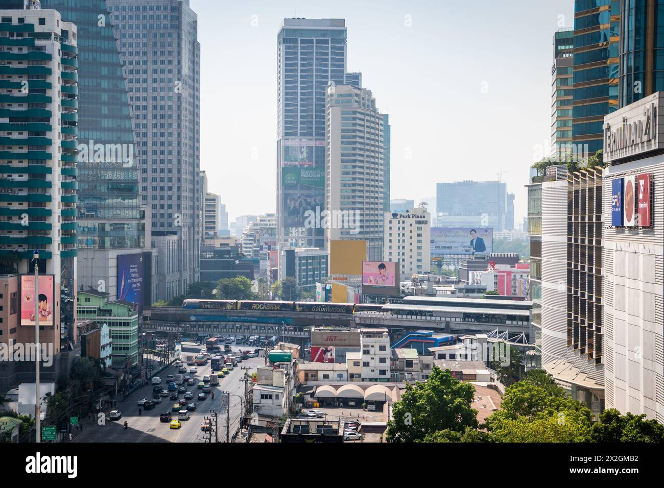 Mit Blick auf die Asoke Montri Road oder Sukhumvit Soi 21 in Bangkok City, Thailand. Der BTS Skytrain verlässt den Bahnhof Asoke im Hintergrund. Stockfoto