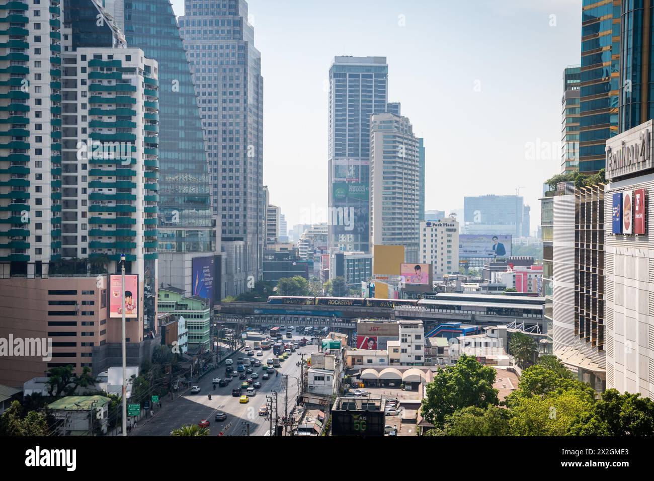 Mit Blick auf die Asoke Montri Road oder Sukhumvit Soi 21 in Bangkok City, Thailand. Der BTS Skytrain verlässt den Bahnhof Asoke im Hintergrund. Stockfoto
