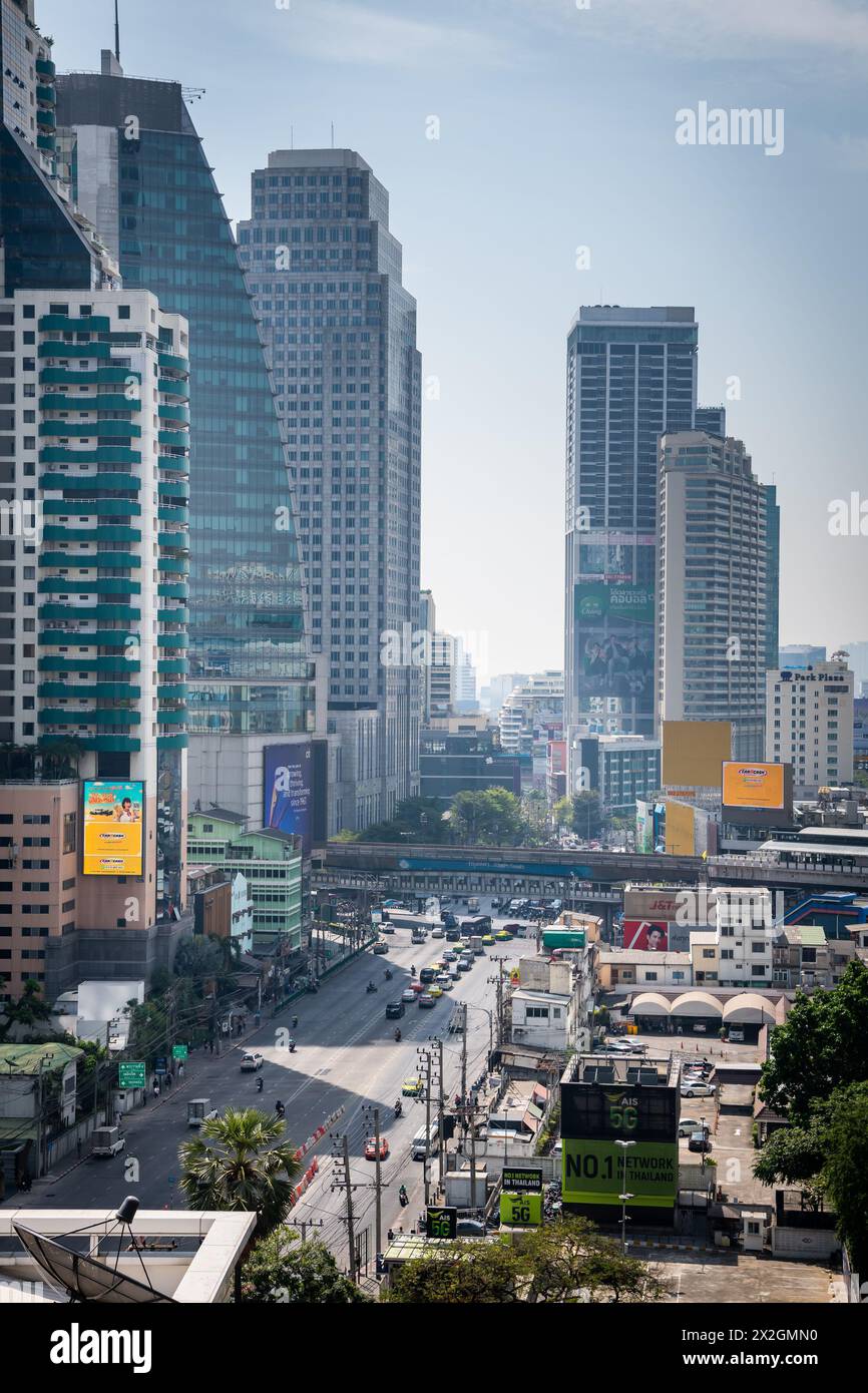 Mit Blick auf die Asoke Montri Road oder Sukhumvit Soi 21 in Bangkok City, Thailand. Der BTS Skytrain verlässt den Bahnhof Asoke im Hintergrund. Stockfoto