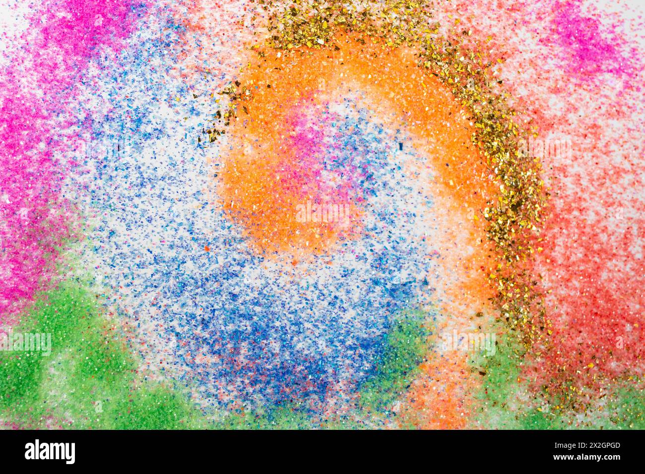 Bunte Glitzerpartikel aus Plastik auf weißem Hintergrund, weicher Fokus Stockfoto