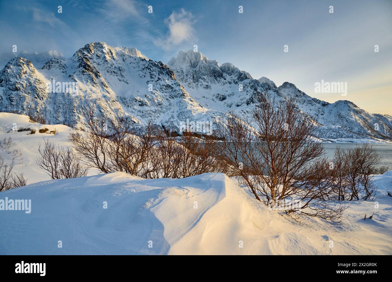 Winterlandschaft mit Bergen und Meer am Aussichtspunkt Austnesfjorden, Støvelhaugen, Lofoten, Norwegen, Europa Stockfoto