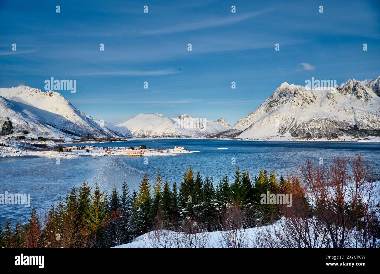 Winterlandschaft mit Bergen und Meer am Aussichtspunkt Austnesfjorden, Støvelhaugen, Lofoten, Norwegen, Europa Stockfoto