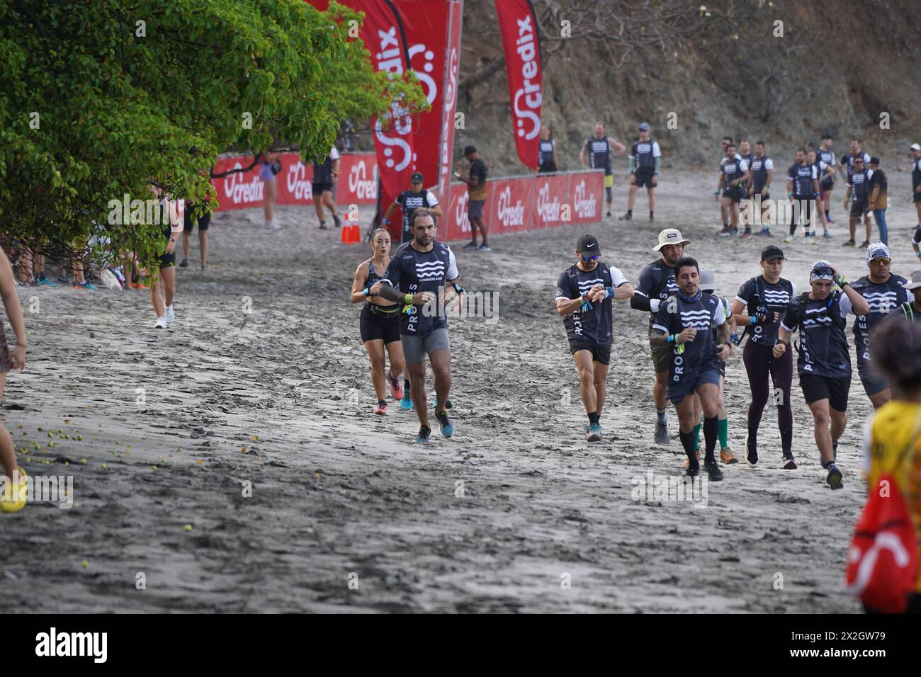 Guanacaste, Costa Rica: 04 20 2024: Unerschrockenes Rennen, Spartan Race, starke Athleten, die im Hindernisrennen am Strand von Costa Rica antreten Stockfoto Guanacaste, Costa Rica: 04 20 2024: Unerschrockenes Rennen, Spartan Race, starke Athleten, die im Hindernisrennen am Strand von Costa Rica antreten Stockfoto