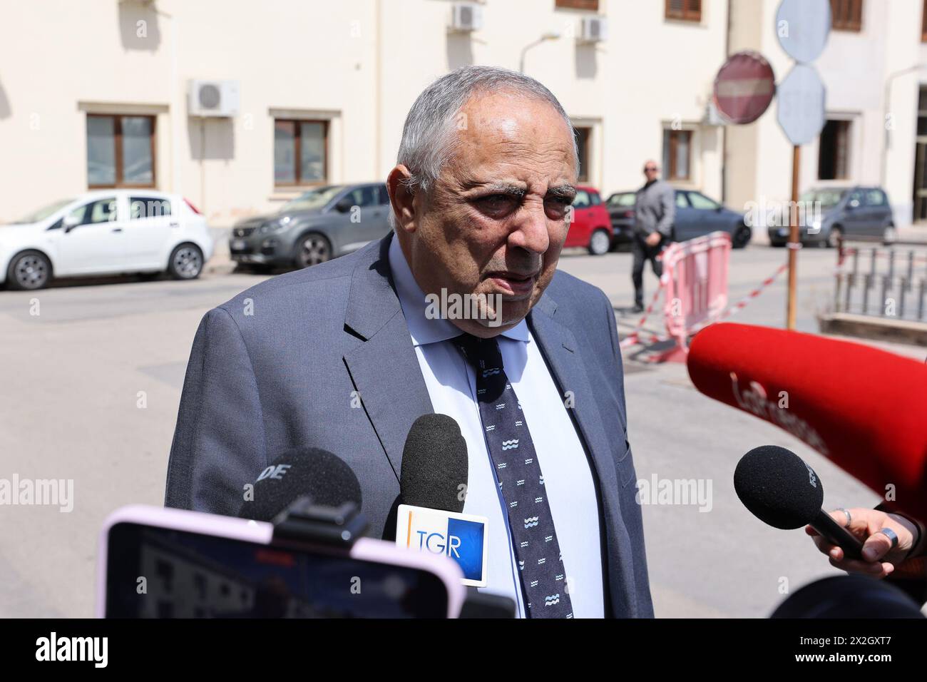 Camera ardente nella caserma Lungaro a Palermo per Vincenzo Agostino il padre dell'agente Antonino Agostino ucciso nel 1989 insieme alla moglie incinta ancora oggi non si sanno i mandanti di questo triplice omicidio di Stato nella foto il sindaco di Palermo Roberto Lagalla 22 april 2024 (Foto von Alberto Lo Bianco) Lungaro in Palermo für Vincenzo Agostino, den Vater des Agenten Antonino Agostino, der 1989 zusammen mit seiner schwangeren Frau getötet wurde, sind die Anstifter dieses dreifachen staatlichen Mordes noch heute unbekannt Palermo auf dem Foto des Bürgermeisters von Pa Stockfoto