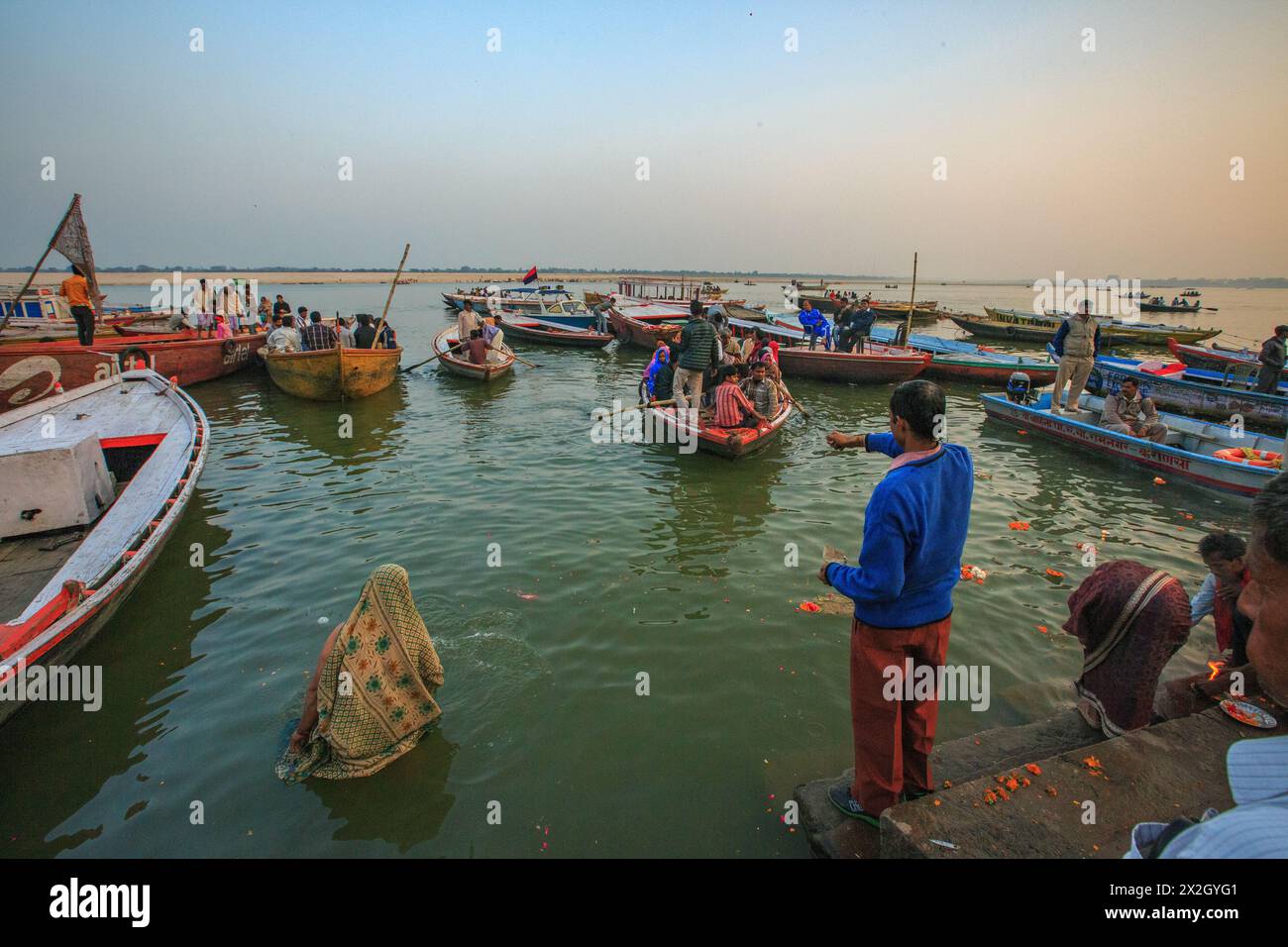 Geschäftige Boot- und Pilgeraktivitäten am Ufer des Ganges in Varanasi, Indien. Stockfoto