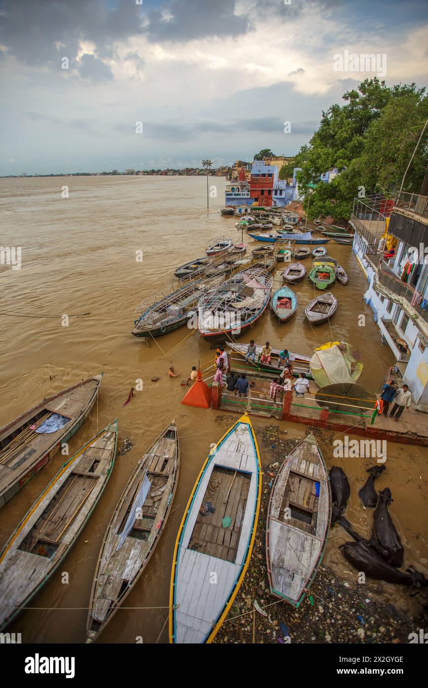 Panoramablick über Meer Ghat auf einen geschwollenen Ganges Fluss während des Monsuns in Varanasi, Indien. Stockfoto