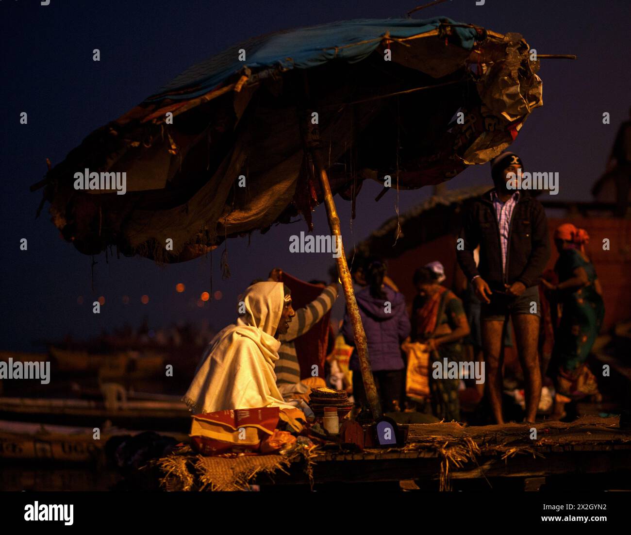 Dashwamedh Ghat in der Vordämmerung in Varanasi, Indien Stockfoto