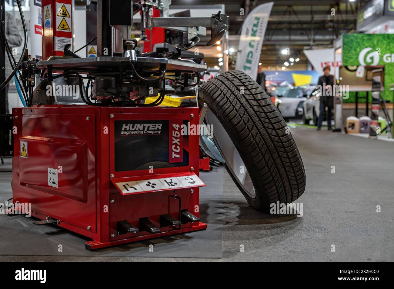 Riga, Lettland, 19. April 2024: Reifenwechsel- und Auswuchtwerkstattausrüstung auf der Fachmesse Autoreparaturtechnik Stockfoto
