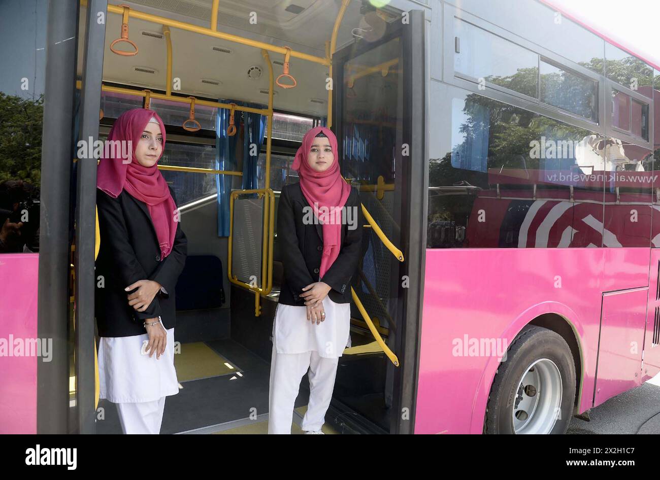 Blick auf das Pink Peoples Bus Service Projekt nach der Einweihungsfeier, die am Montag, den 22. April 2024 in der Frere Hall in Karachi stattfand. Die Sindh-Regierung hat Frauen zwei Monate lang von der Zahlung von Fahrpreisen für den Pink Bus Service in Karachi befreit, eine Zeremonie über die Aufnahme neuer Busflotte am Montag. Der PPP-Führer Faryal Talpur hat beantragt, Passagiere von der Zahlung des Fahrpreises für Pink Bus Service in der Hafenstadt zu befreien. Stockfoto