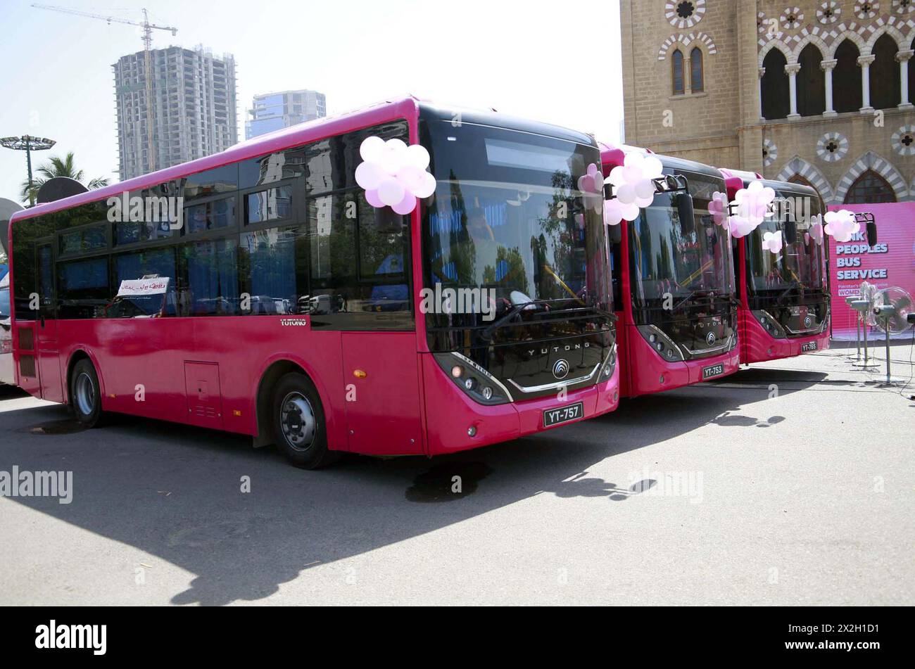 Blick auf das Pink Peoples Bus Service Projekt nach der Einweihungsfeier, die am Montag, den 22. April 2024 in der Frere Hall in Karachi stattfand. Die Sindh-Regierung hat Frauen zwei Monate lang von der Zahlung von Fahrpreisen für den Pink Bus Service in Karachi befreit, eine Zeremonie über die Aufnahme neuer Busflotte am Montag. Der PPP-Führer Faryal Talpur hat beantragt, Passagiere von der Zahlung des Fahrpreises für Pink Bus Service in der Hafenstadt zu befreien. Stockfoto