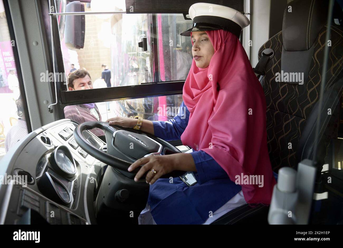 Blick auf das Pink Peoples Bus Service Projekt nach der Einweihungsfeier, die am Montag, den 22. April 2024 in der Frere Hall in Karachi stattfand. Die Sindh-Regierung hat Frauen zwei Monate lang von der Zahlung von Fahrpreisen für den Pink Bus Service in Karachi befreit, eine Zeremonie über die Aufnahme neuer Busflotte am Montag. Der PPP-Führer Faryal Talpur hat beantragt, Passagiere von der Zahlung des Fahrpreises für Pink Bus Service in der Hafenstadt zu befreien. Stockfoto