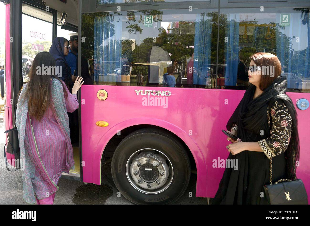 Blick auf das Pink Peoples Bus Service Projekt nach der Einweihungsfeier, die am Montag, den 22. April 2024 in der Frere Hall in Karachi stattfand. Die Sindh-Regierung hat Frauen zwei Monate lang von der Zahlung von Fahrpreisen für den Pink Bus Service in Karachi befreit, eine Zeremonie über die Aufnahme neuer Busflotte am Montag. Der PPP-Führer Faryal Talpur hat beantragt, Passagiere von der Zahlung des Fahrpreises für Pink Bus Service in der Hafenstadt zu befreien. Stockfoto