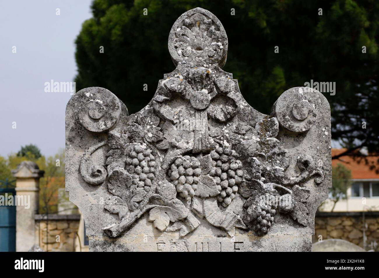 In Robion, Provence, Frankreich, befinden sich auf dem alten Friedhof Gräber, die mit Skulpturen von Berufen und Traubenplastiken verziert sind Stockfoto