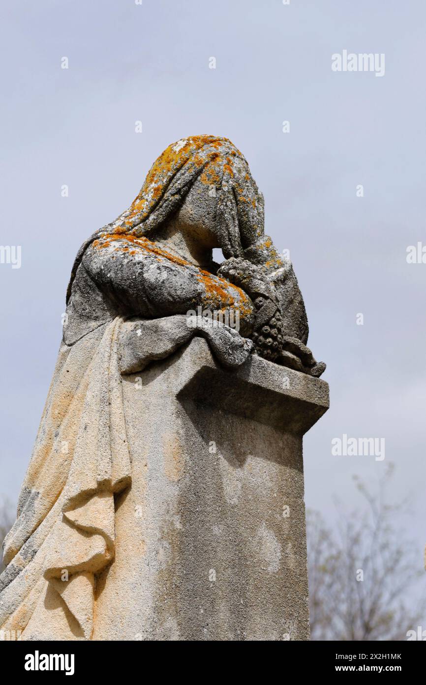 Der alte Friedhof in Robion, Provence, Frankreich | Statue mit Kranz, der Trauer darstellt Stockfoto