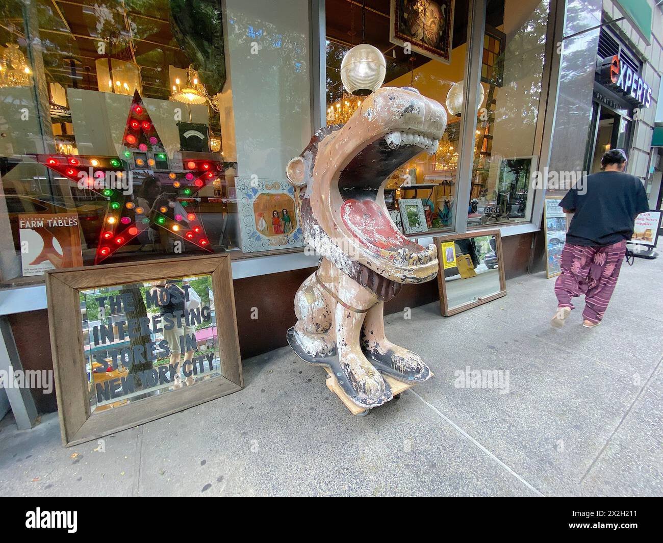NYC Cityscape Storefront Lion 4.23.24 Stockfoto