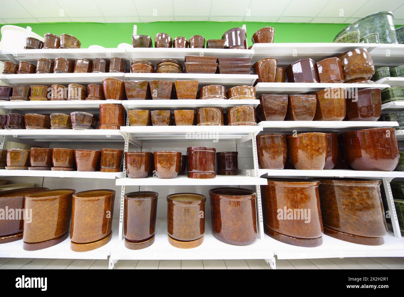 Regale mit verschiedenen braunen Töpfen in einem großen Supermarkt Stockfoto