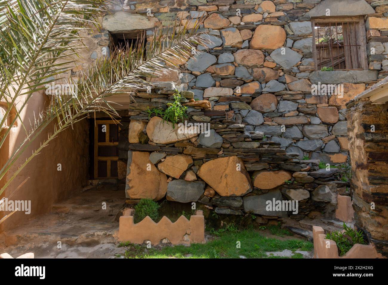 Eine alte historische Burg, die aus Steinen in alter arabischer Architektur in der Al Baha Region von Saudi Arabien gebaut wurde. Stockfoto