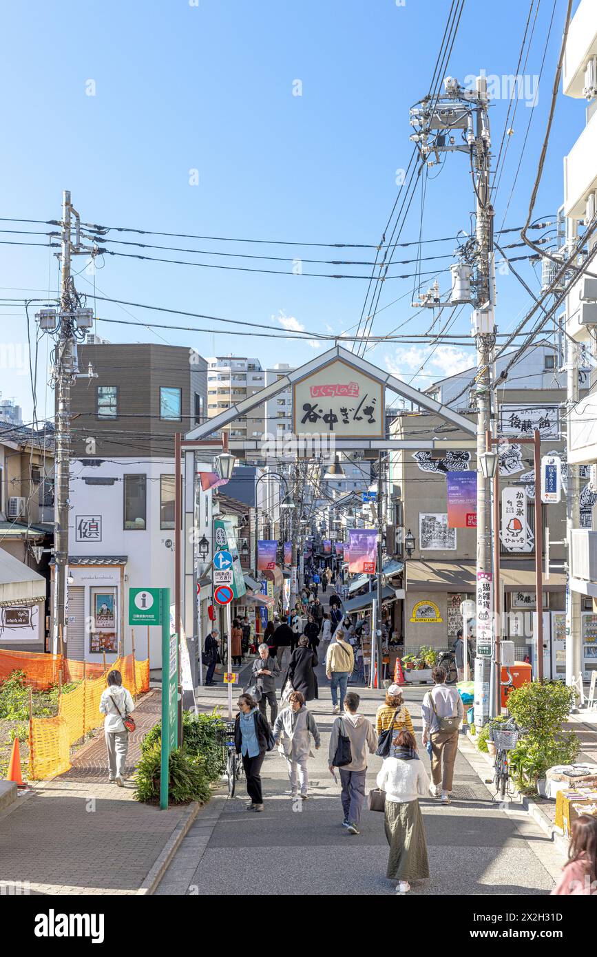 TOKIO/JAPAN - 20. November 2023: Überfülltes Touristenviertel Yanaka in der Stadt Tokio Stockfoto