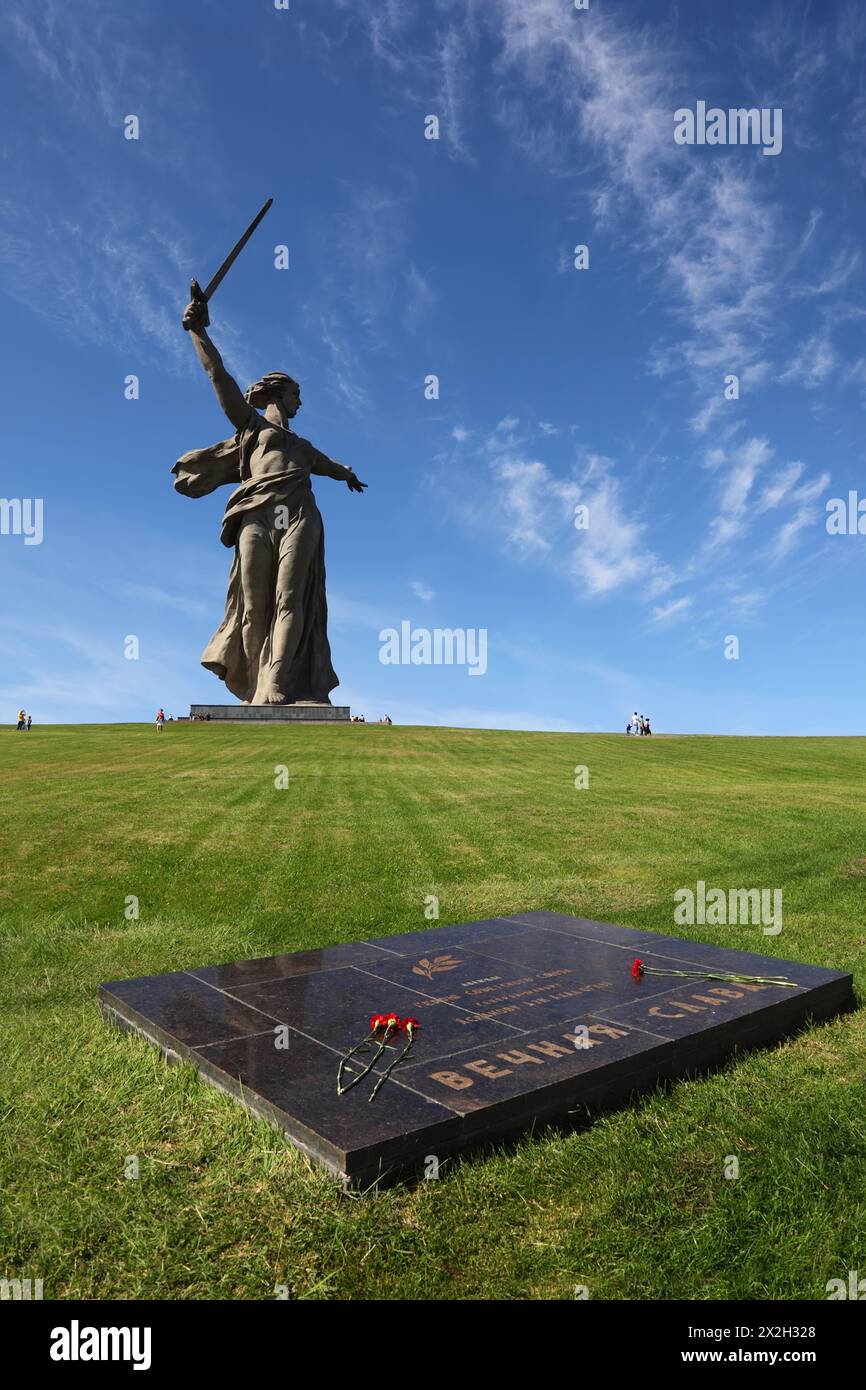 Denkmal Mutterland in Wolgograd, Russland; Gedenktafel mit Blumen; Menschen in der Nähe des Gedenkwerks Stockfoto