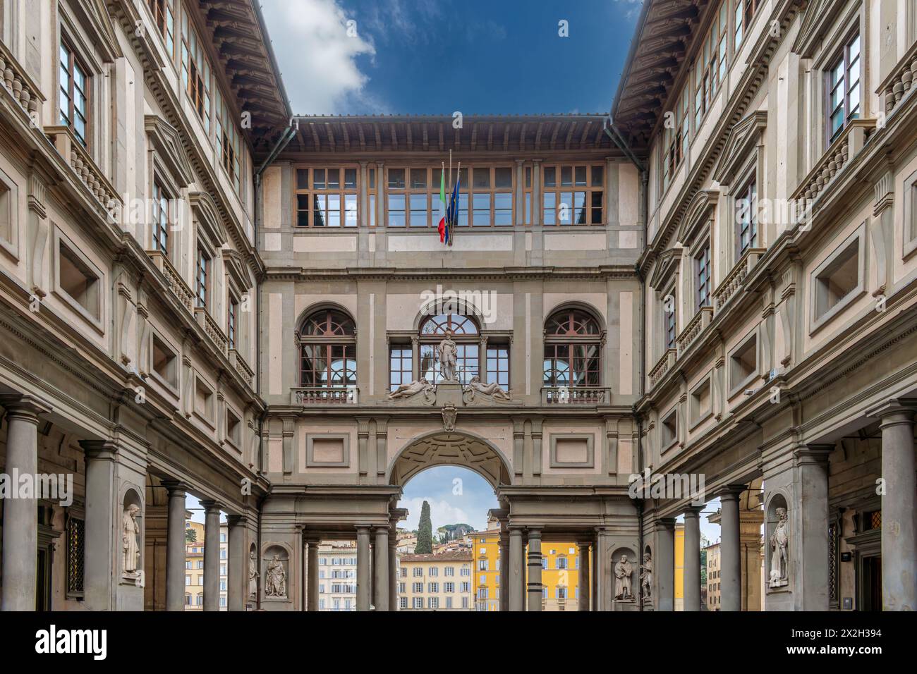 Uffizien in Florenz Blick auf den Innenhof mit Arkaden mit Säulen und Bögen und Statuen Stockfoto