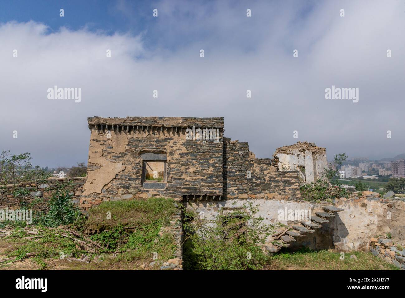 Eine alte historische Burg, die aus Steinen in alter arabischer Architektur in der Al Baha Region von Saudi Arabien gebaut wurde. Stockfoto