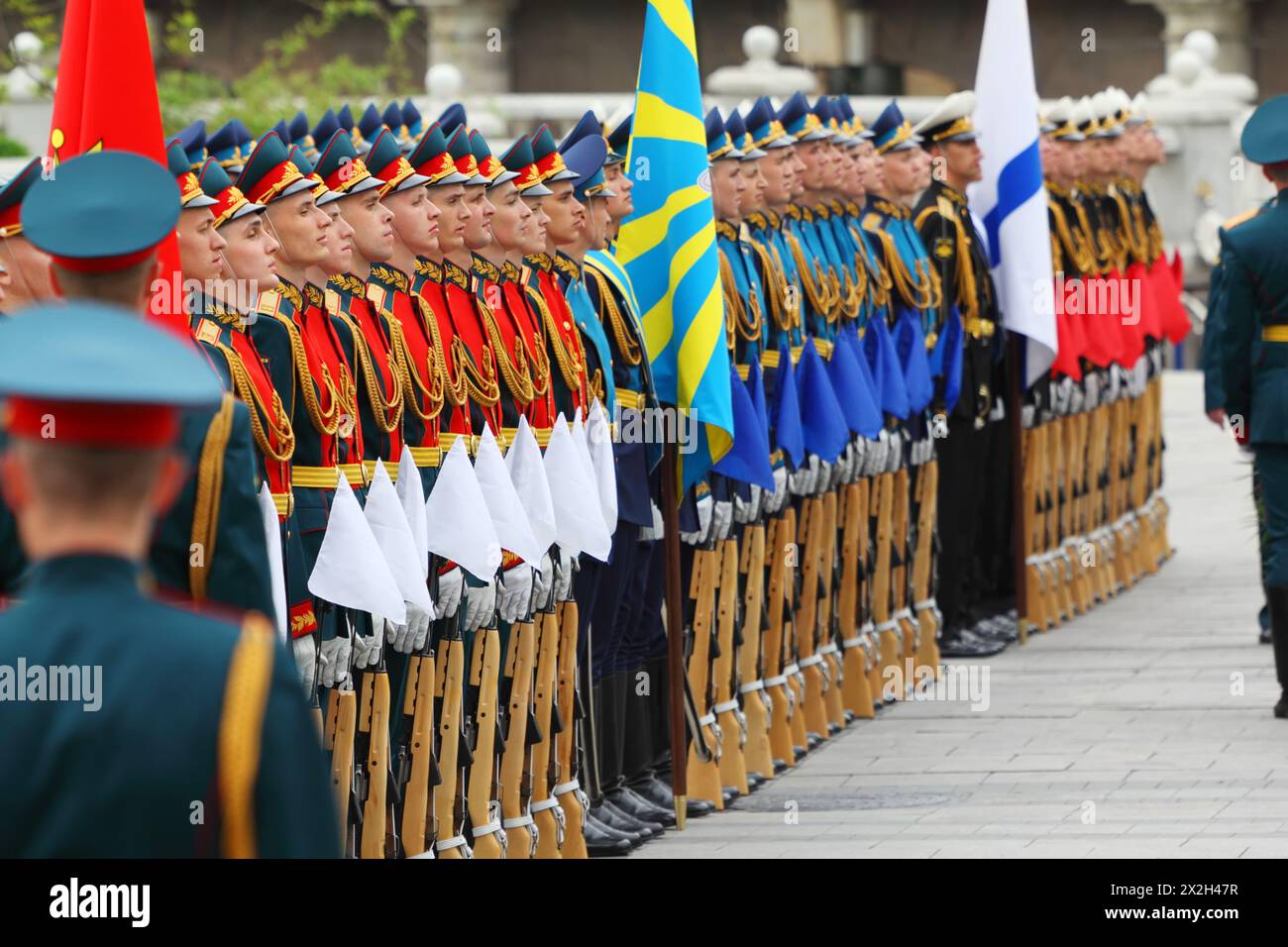 MOSKAU - 8. MAI: Reihen von schönen Soldaten bei der Zeremonie des Kranzes legen am Grab des unbekannten Soldaten bei den Feierlichkeiten zum Siegestag, am 8. Mai 2011 in Moskau Stockfoto