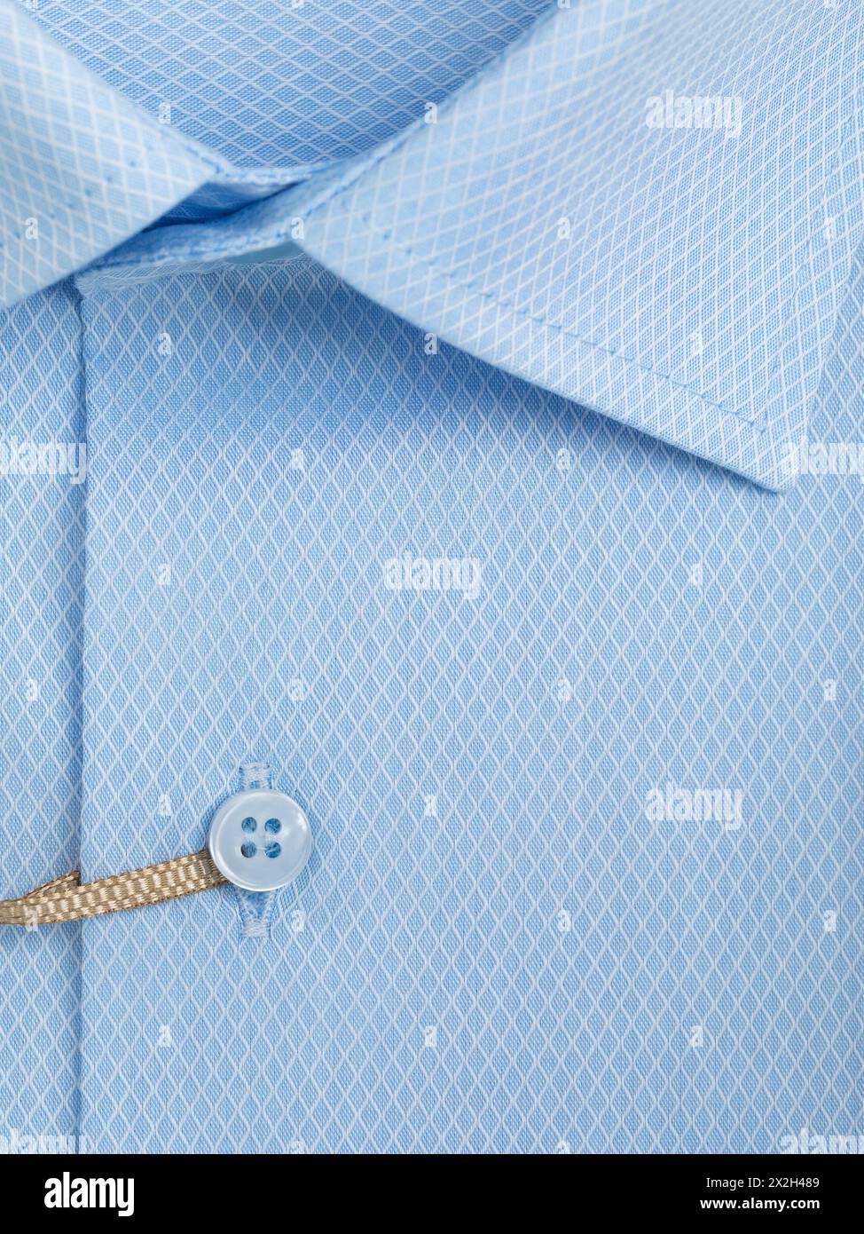 Nahaufnahme einer Knopfleiste auf einem hellblauen, rautenförmigen Netzhemd Stockfoto