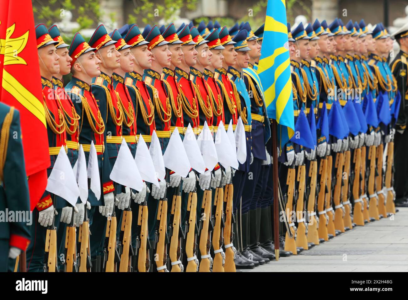 MOSKAU - 8. MAI: Reihen junger Soldaten bei der Zeremonie des Kranzes legen am Grab des unbekannten Soldaten bei den Feierlichkeiten zum Siegestag, am 8. Mai 2011 in Moskau, Ru Stockfoto