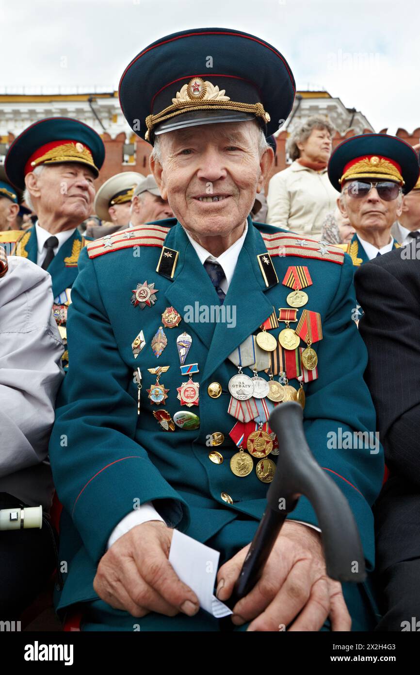 MOSKAU - 9. MAI: Lächelnder Veteran des Zweiten Weltkriegs Shishkin VI. Zum Siegtag, 9. Mai 2011, Moskau, Russland. Veteran wird mit zahlreichen o ausgezeichnet Stockfoto