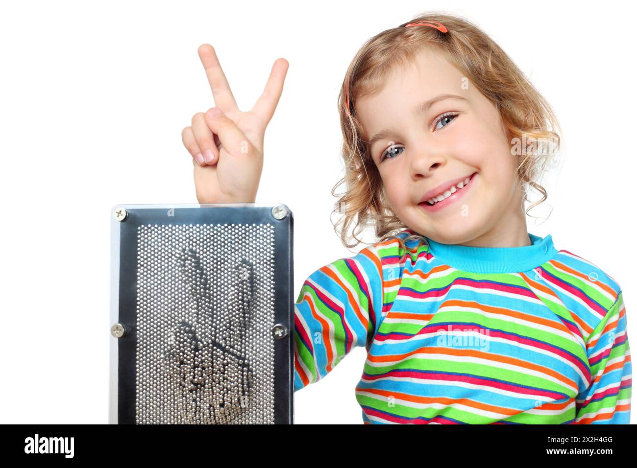 Das kleine Mädchen zeigt Zeichen des Friedens, großes Metallstiftspiel Stockfoto