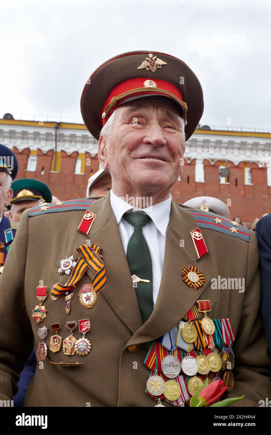 MOSKAU - 9. MAI: Unbekannter lächelnder Veteran des Zweiten Weltkriegs auf dem Roten Platz, 9. Mai 2011, Moskau, Russland. Veteran wird mit wi ausgezeichnet Stockfoto