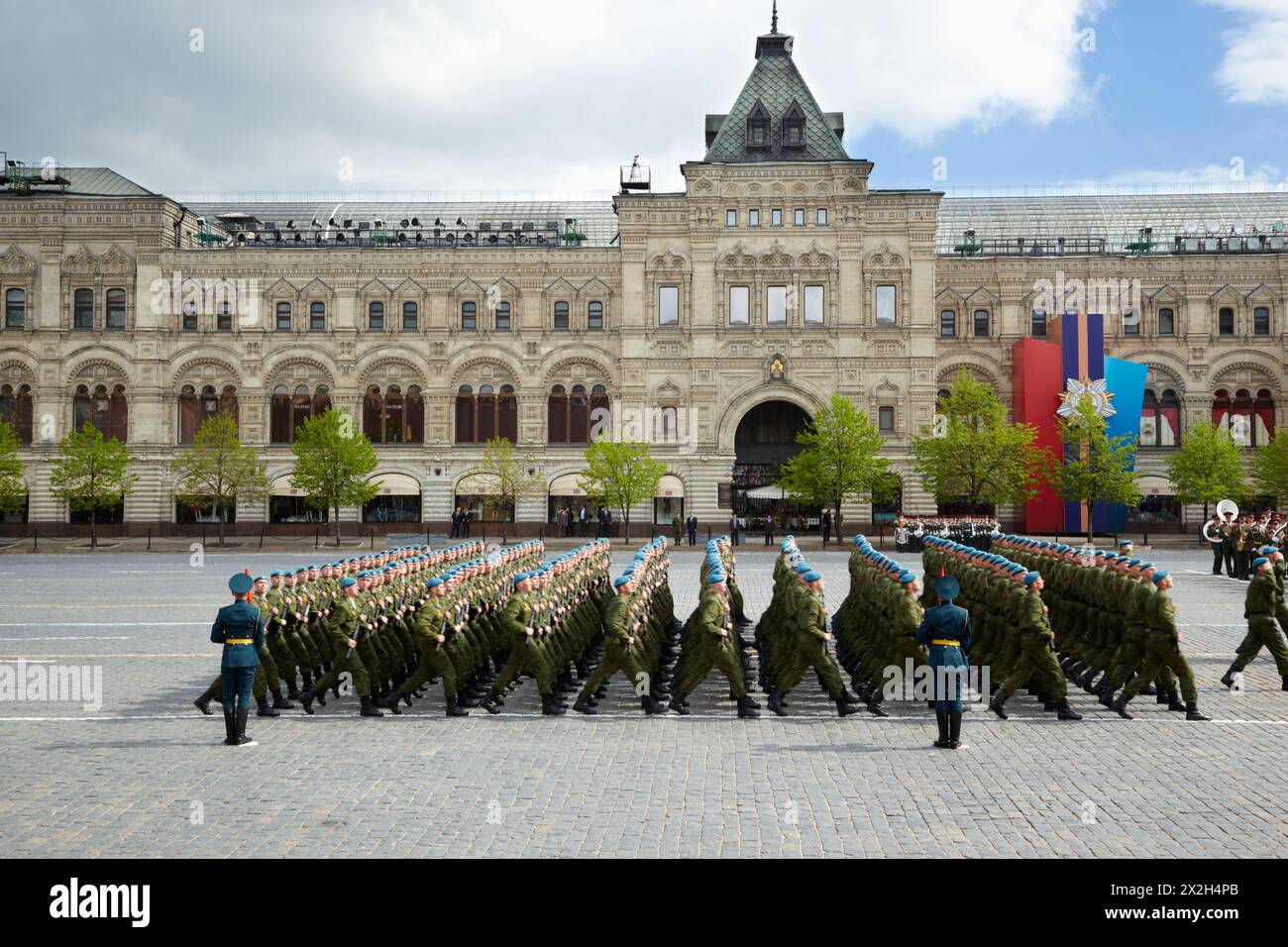 MOSKAU - 9. MAI: Untereinheit der blauen Barettmarschieren am Siegestag auf dem Roten Platz, 9. Mai 2011, Moskau, Russland. In Russland ist die blaue Baskenmütze ein Name Stockfoto