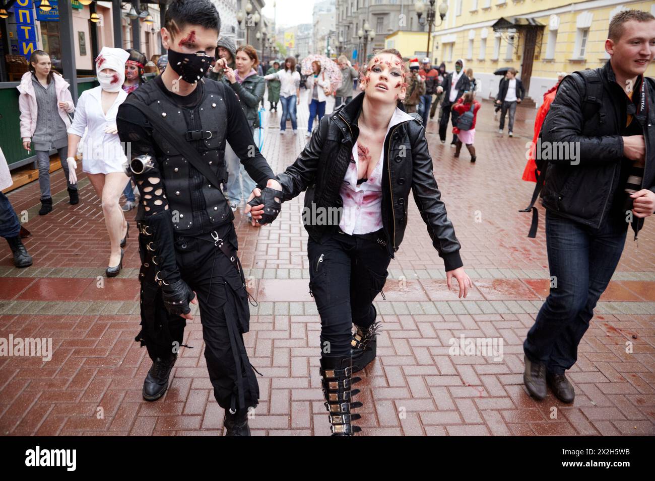 MOSKAU - 14. MAI: Nicht identifizierte Teilnehmer der Zombie-Parade und Gelegenheitspassanten auf Old Arbat, 14. Mai 2011, Moskau, Russland. Stockfoto