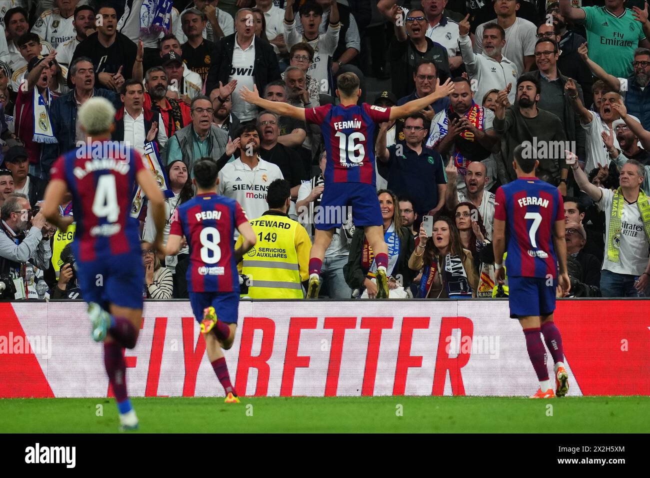 Madrid, Spanien. April 2024. Fermin Lopez vom FC Barcelona feiert, nachdem er 2-2 beim Spiel der La Liga zwischen Real Madrid und FC Barcelona im Santiago Bernabeu Stadion am 21. April 2024 in Madrid erzielte. (Foto: Bagu Blanco/PRESSINPHOTO) Credit: PRESSINPHOTO SPORTS AGENCY/Alamy Live News Stockfoto