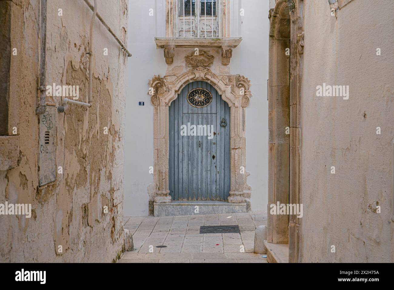 Typisch barocke Tür in Martina Franca. Süditalien, Itria-Tal. Stockfoto