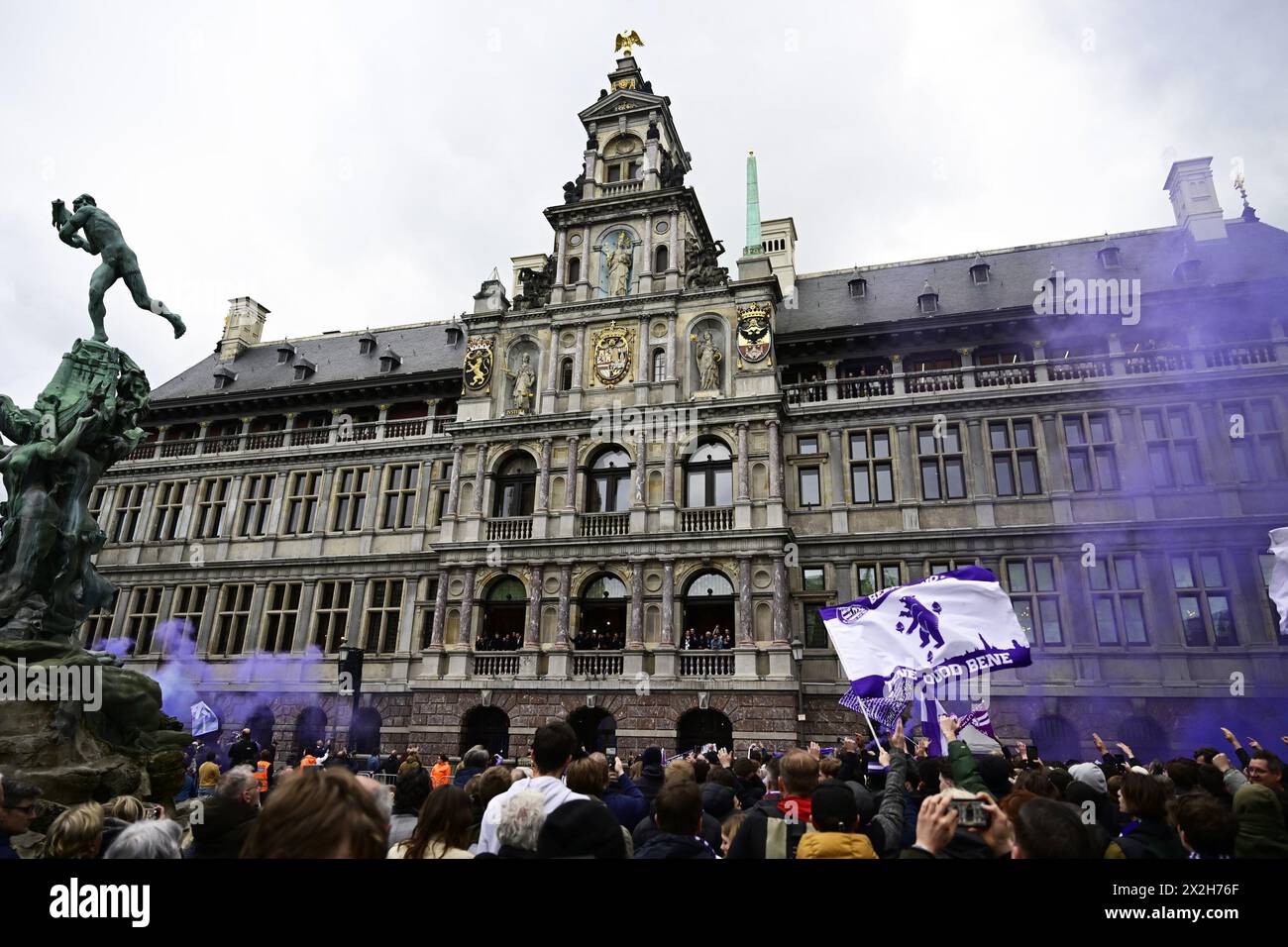 Antwerpen, Belgien. April 2024. Die Meisterschaftsfeier der Fußballmannschaft Beerschot VA, am Montag, den 22. April 2024, im Rathaus von Antwerpen. Beerschot gewann 2023-2024 die 2. Division der Challenger Pro League 1B der belgischen Meisterschaft. BELGA FOTO DIRK WAEM Credit: Belga News Agency/Alamy Live News Stockfoto