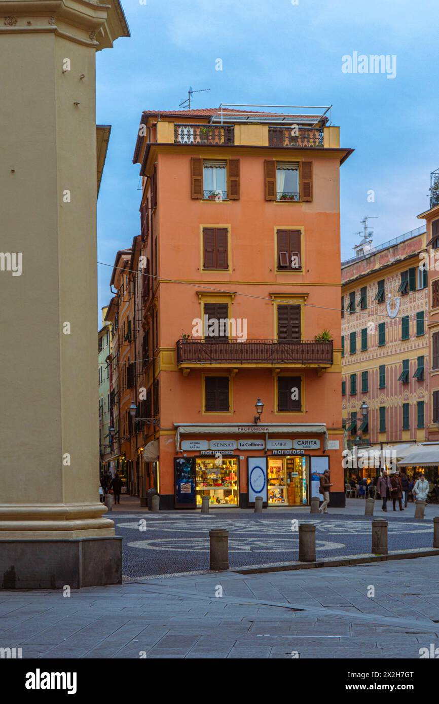 Piazza Capresa in Santa Margherita Ligure - beliebtes Touristenziel im Sommer in Italien. Stockfoto
