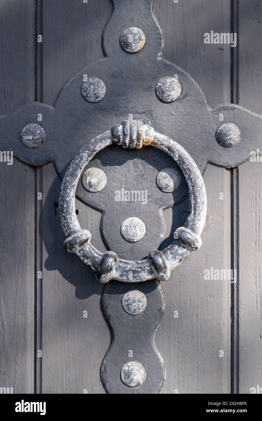 Rundes gusseisernes Türklopfen an einer Kirchentür Stockfoto