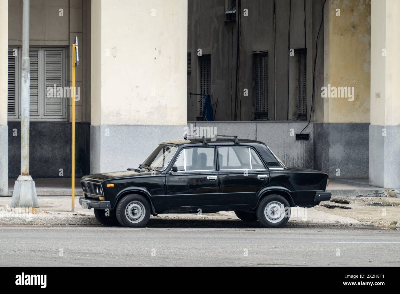 HAVANNA, KUBA - 28. AUGUST 2023: Schwarze Limousine Lada Riva 2106 (VAZ 1500 oder 1600) in den Straßen von Havanna, Kuba Stockfoto